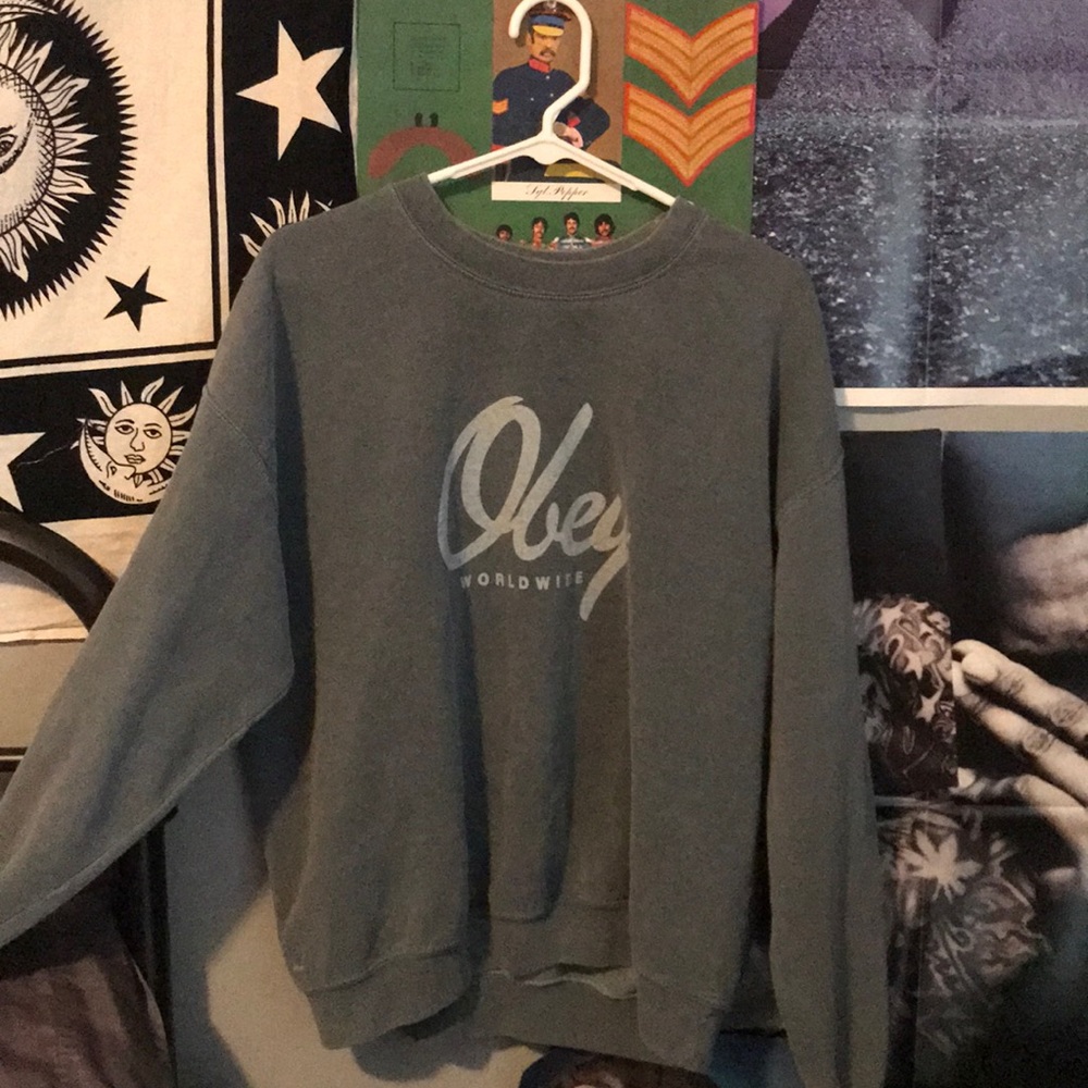 Crew neck. A pretty washed out blue/teal color.